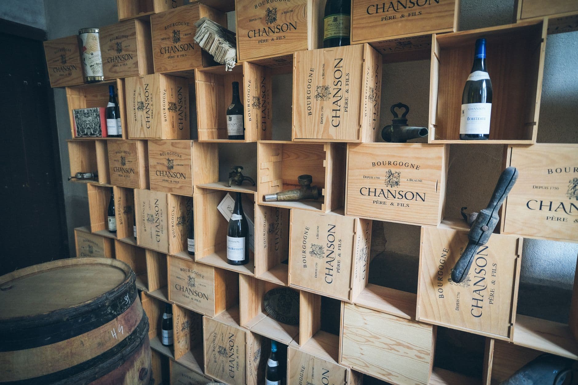 Box métallique fil bordeaux rempli de bouteilles de vin en cave