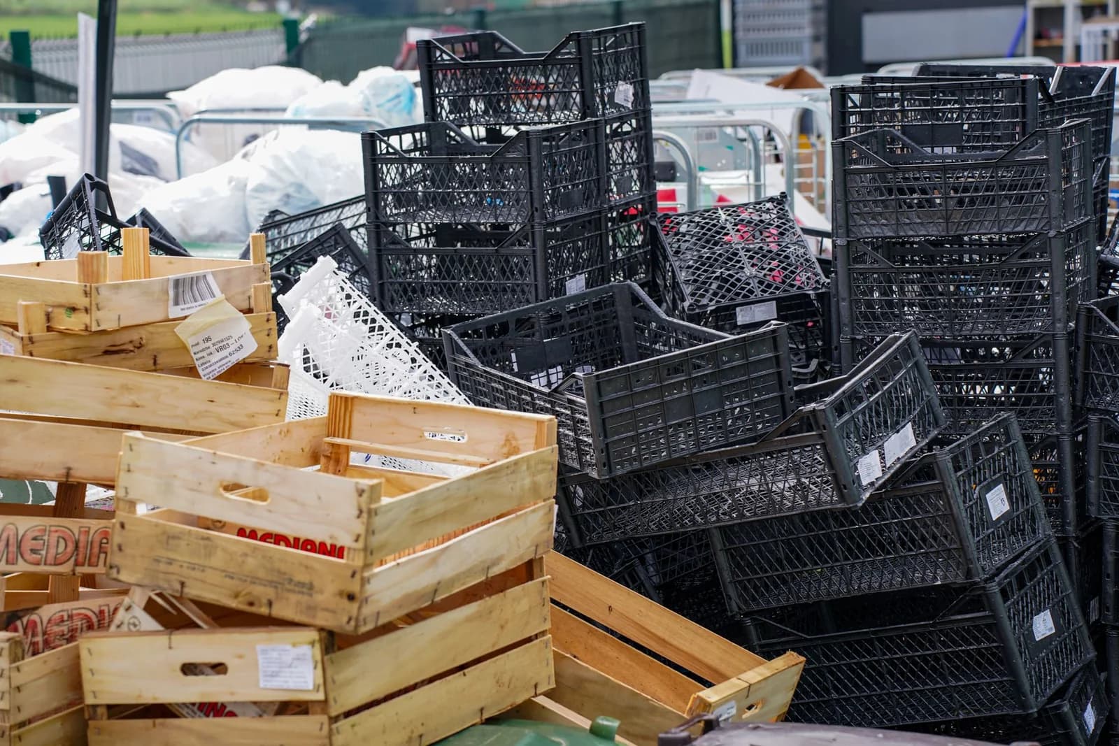 Caisse en bois pour garde-meuble empilée dans un entrepôt de stockage
