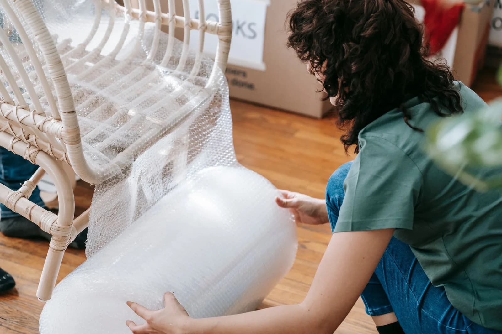 Caisse en bois ouverte avec mobilier calé à l'intérieur dans un entrepôt de déménagement