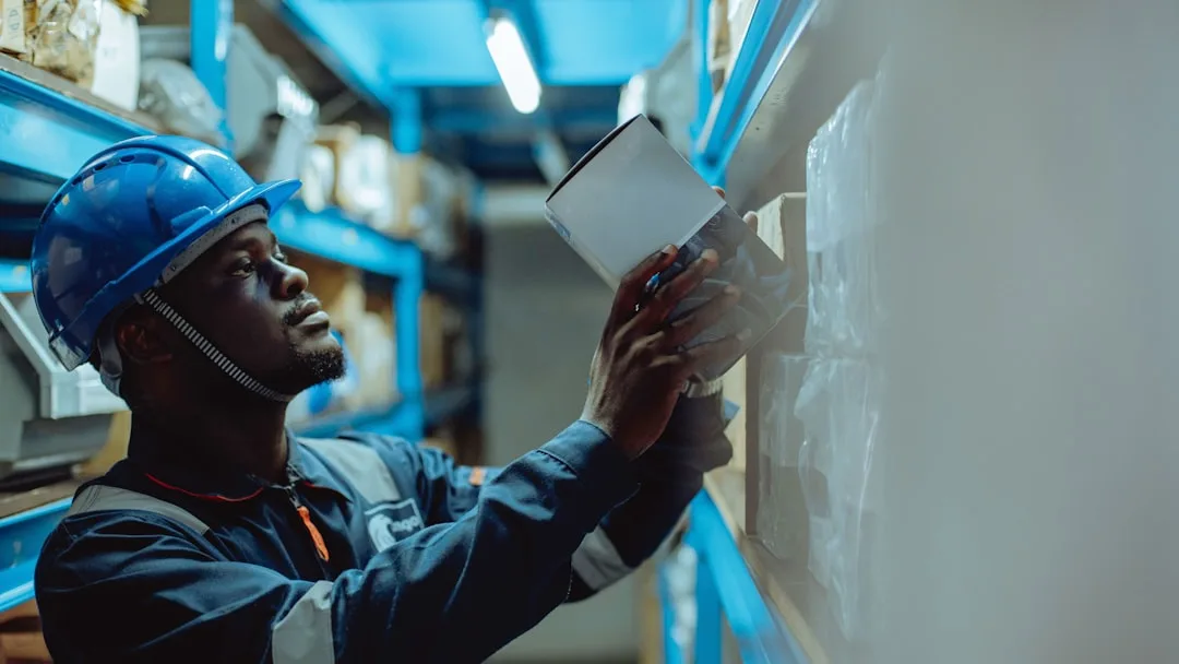 Responsable logistique utilisant un tableau de bord IA dans un entrepôt e-commerce